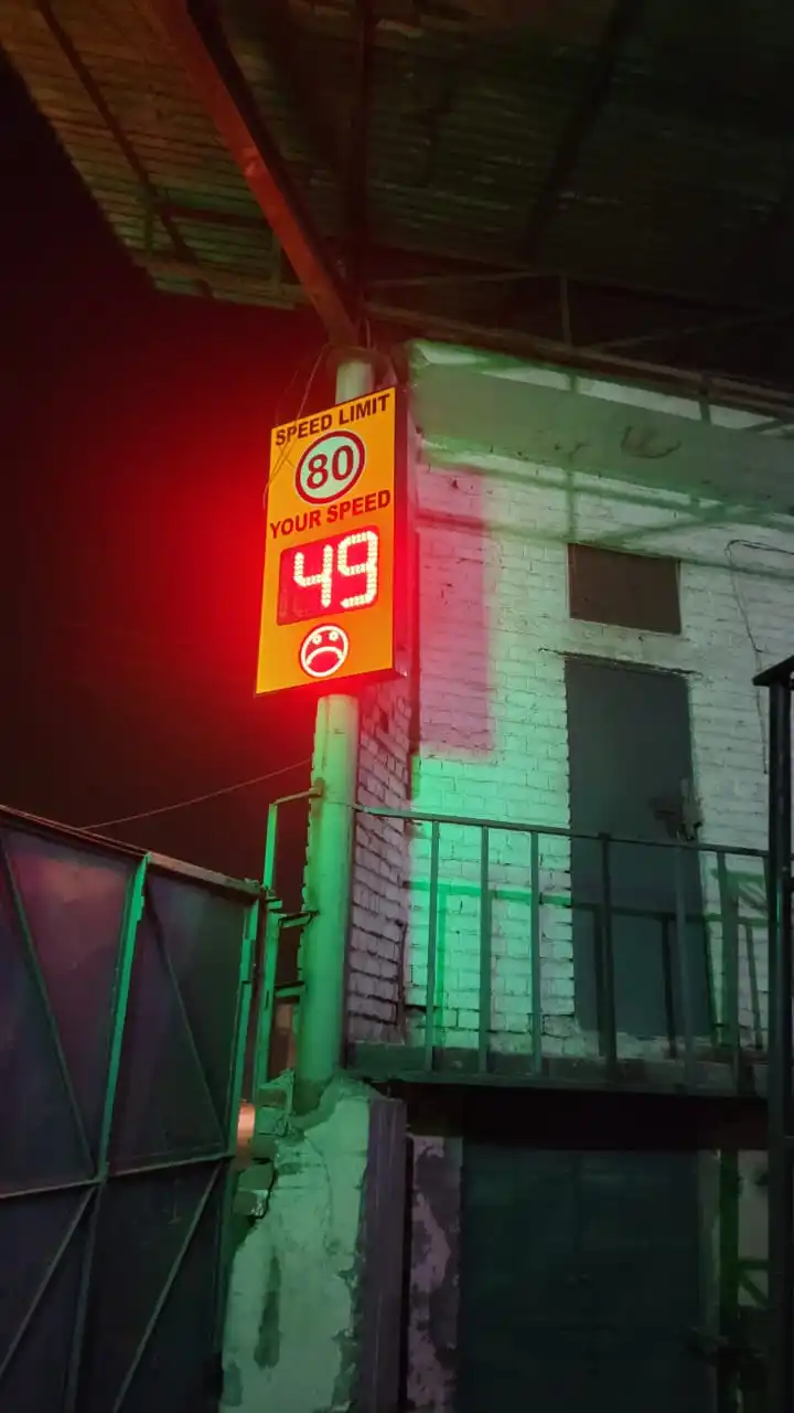 Solar Powered LED Radar Speed Display Sign for Road Safety and Traffic Control - Image 2