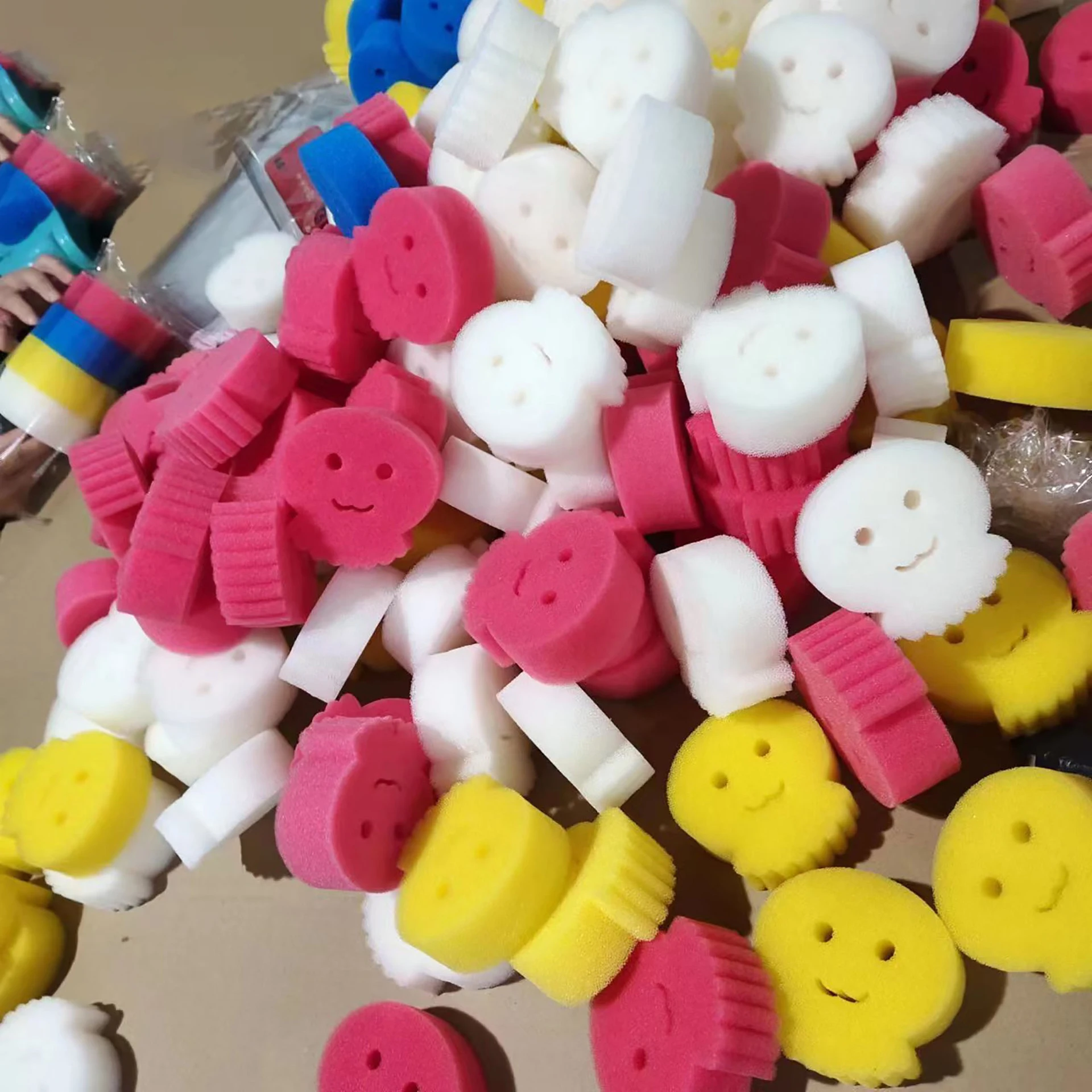 Kitchen Cleaning Sponge with Happy Face Design Responsive Temperature Dishwashing Scrubbing Sponges Bulk Pack Pack of 100 - Image 3