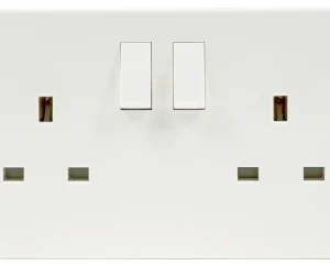 Niglon Socket 2 Gang SP Switched Twin Earths 13A White