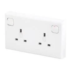 Niglon Socket Single To Double Switched Convertor 13A White